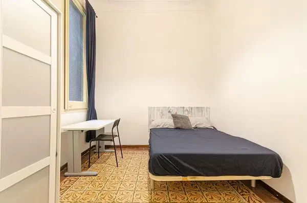 Wohnzimmer; holzboden, tageslicht, moderner stil, hohe decken