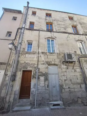 Oturma odası; ahşap zemin, doğal ışık, modern stil, yüksek tavan