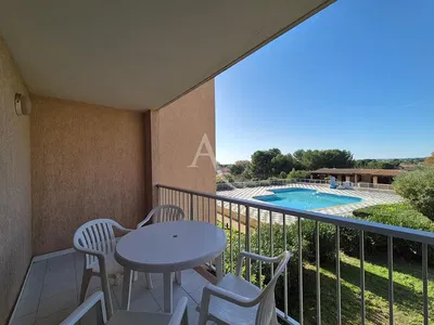 Σαλόνι; ξύλινο πάτωμα, φυσικό φως, μοντέρνο στυλ, ψηλά ταβάνια