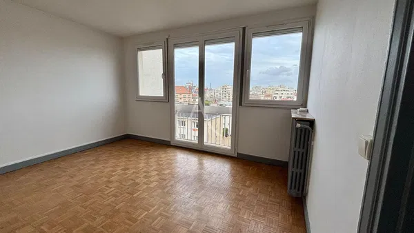 Salon; parquet, lumière naturelle, style moderne, hauteur sous plafond