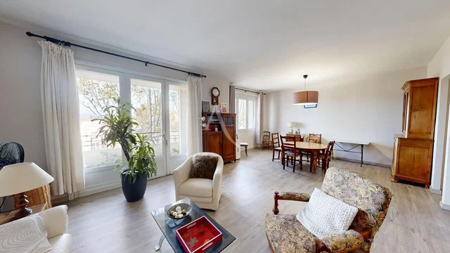 Дневна соба; дрвени под, природно светло, модерни стил, високи плафони