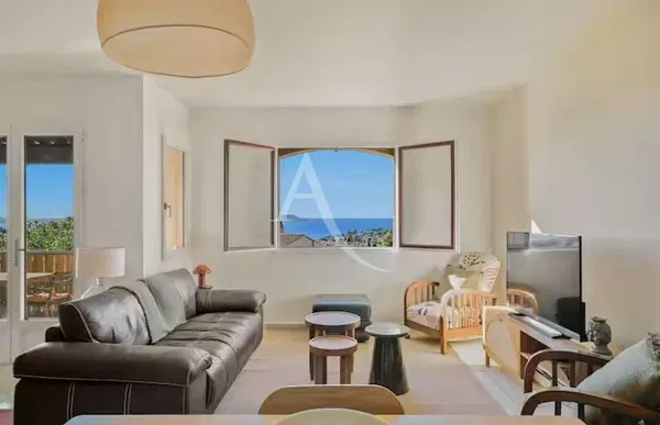 Dnevna soba; drveni pod, prirodno svjetlo, moderni stil, visoki plafoni