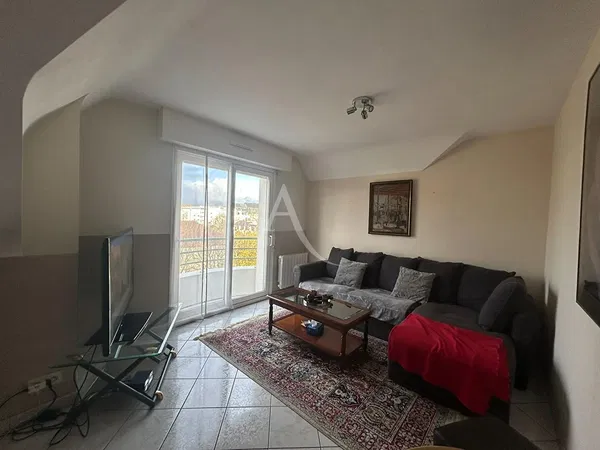 Wohnzimmer; holzboden, tageslicht, moderner stil, hohe decken