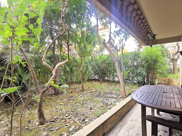 Dnevna soba; drveni pod, prirodno svjetlo, moderni stil, visoki plafoni