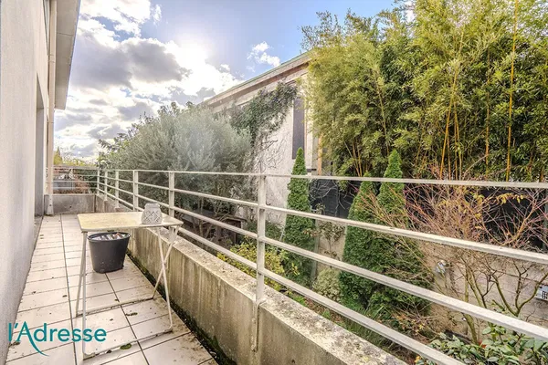 Σαλόνι; ξύλινο πάτωμα, φυσικό φως, μοντέρνο στυλ, ψηλά ταβάνια