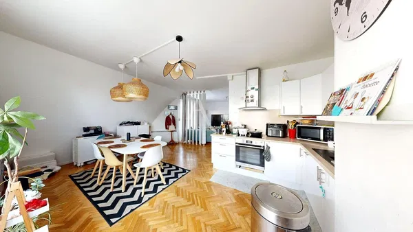 Oturma odası; ahşap zemin, doğal ışık, modern stil, yüksek tavan