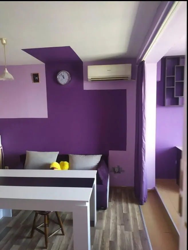 Wohnzimmer; holzboden, tageslicht, moderner stil, hohe decken