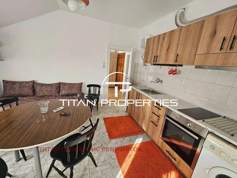 Хол; дървен под, естествена светлина, модерен стил, високи тавани