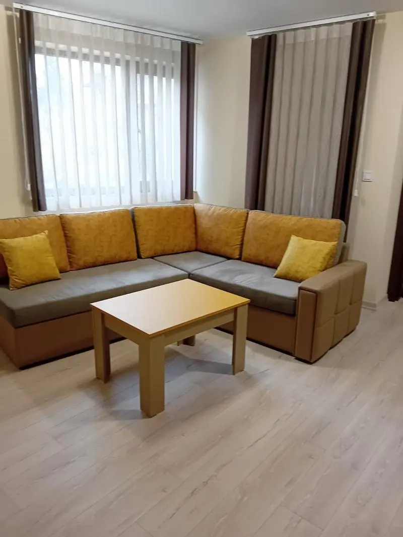 Wohnzimmer; holzboden, tageslicht, moderner stil, hohe decken