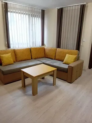 Wohnzimmer; holzboden, tageslicht, moderner stil, hohe decken