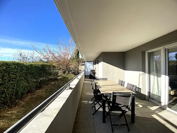 Oturma odası; ahşap zemin, doğal ışık, modern stil, yüksek tavan