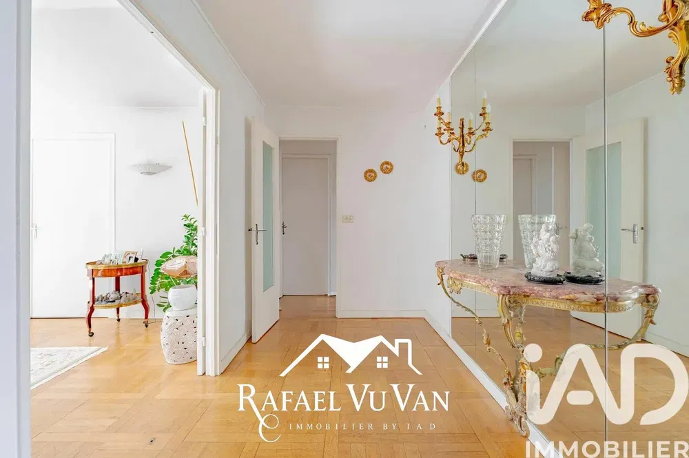 Кухня; кухненски уреди, дървен под, естествена светлина, модерен стил, ремонтиран