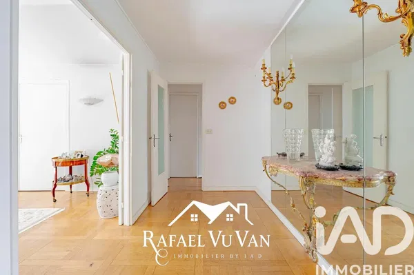 Кухня; кухненски уреди, дървен под, естествена светлина, модерен стил, ремонтиран