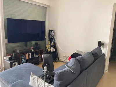 Soggiorno; pavimento in legno, luce naturale, stile moderno, soffitti alti