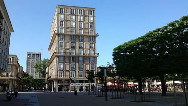 Dnevni boravak; drveni pod, prirodna svjetlost, moderan stil, visoki stropovi