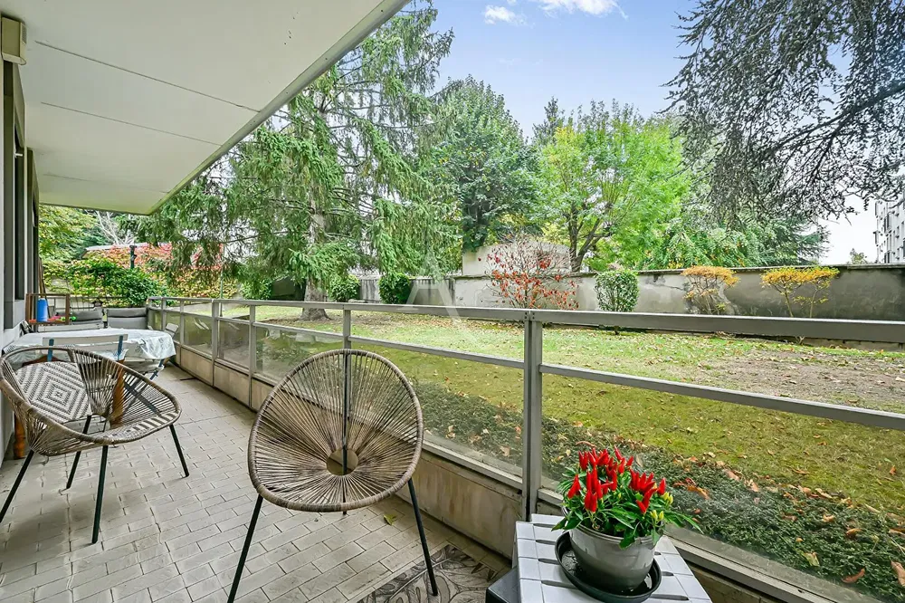 Oturma odası; ahşap zemin, doğal ışık, modern stil, yüksek tavan