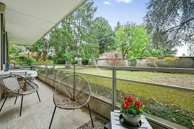 Oturma odası; ahşap zemin, doğal ışık, modern stil, yüksek tavan