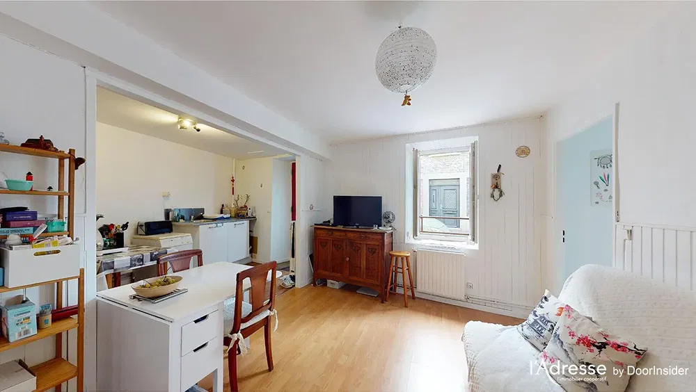 Oturma odası; ahşap zemin, doğal ışık, modern stil, yüksek tavan