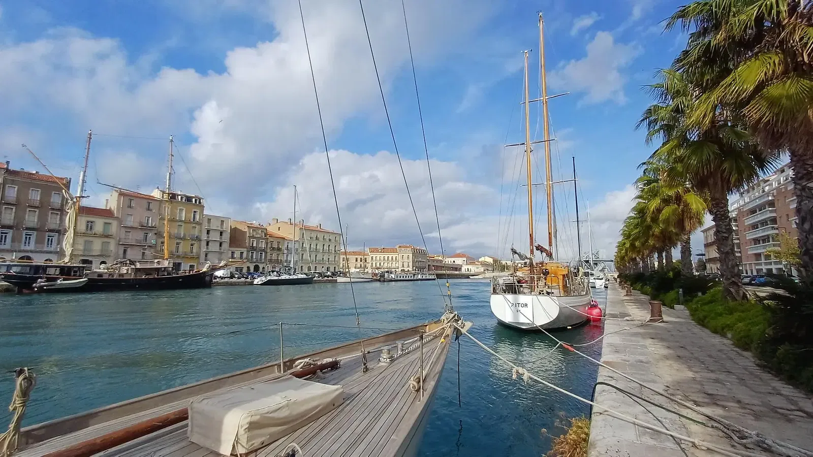 Woonkamer; houten vloer, natuurlijk licht, moderne stijl, hoge plafonds