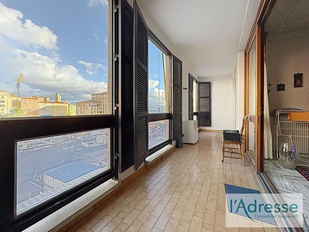 Woonkamer; houten vloer, natuurlijk licht, moderne stijl, hoge plafonds