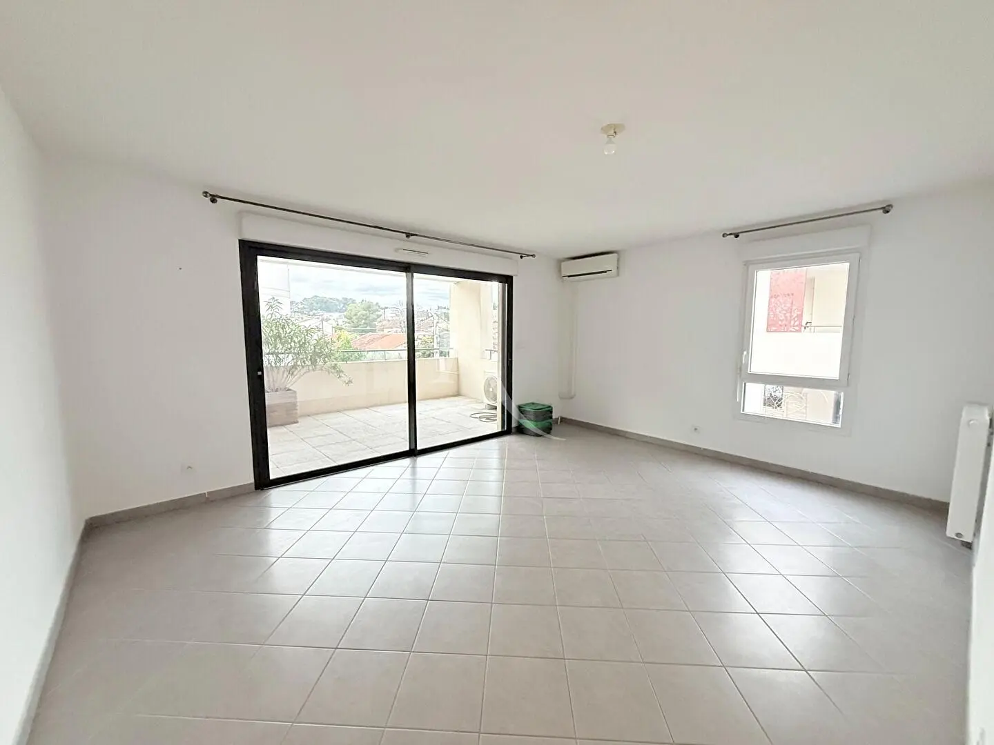 Salon; parquet, lumière naturelle, style moderne, hauteur sous plafond