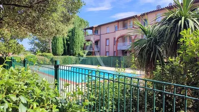 Κουζίνα; συσκευές κουζίνας, ξύλινο πάτωμα, φυσικό φως, μοντέρνο στυλ, ανακαινισμένο