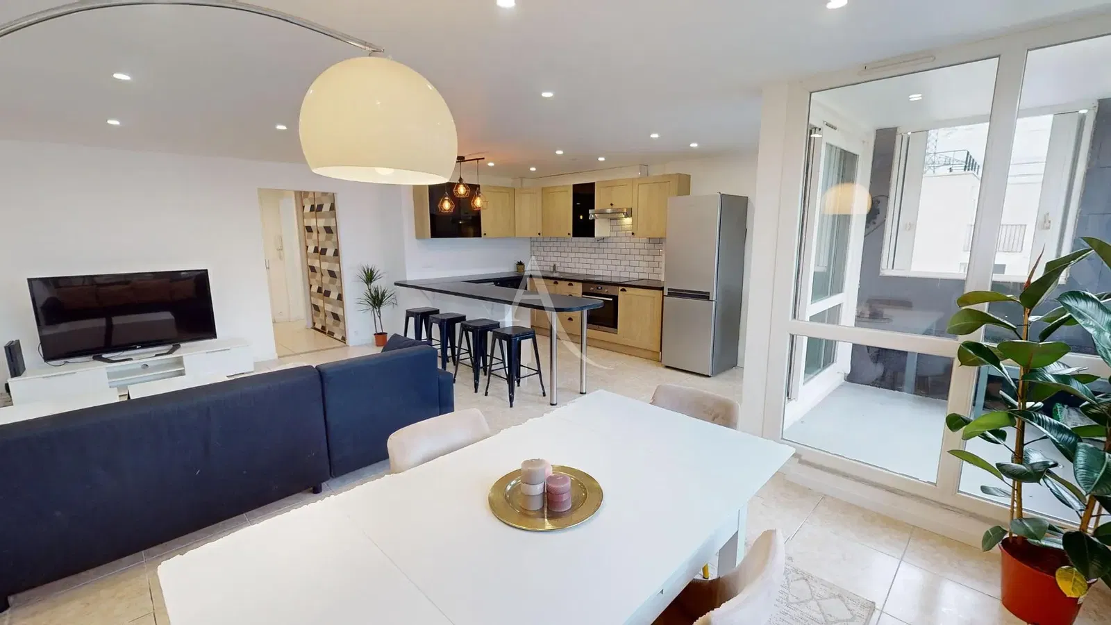 Obývačka; drevená podlaha, prirodzené svetlo, moderný štýl, vysoké stropy