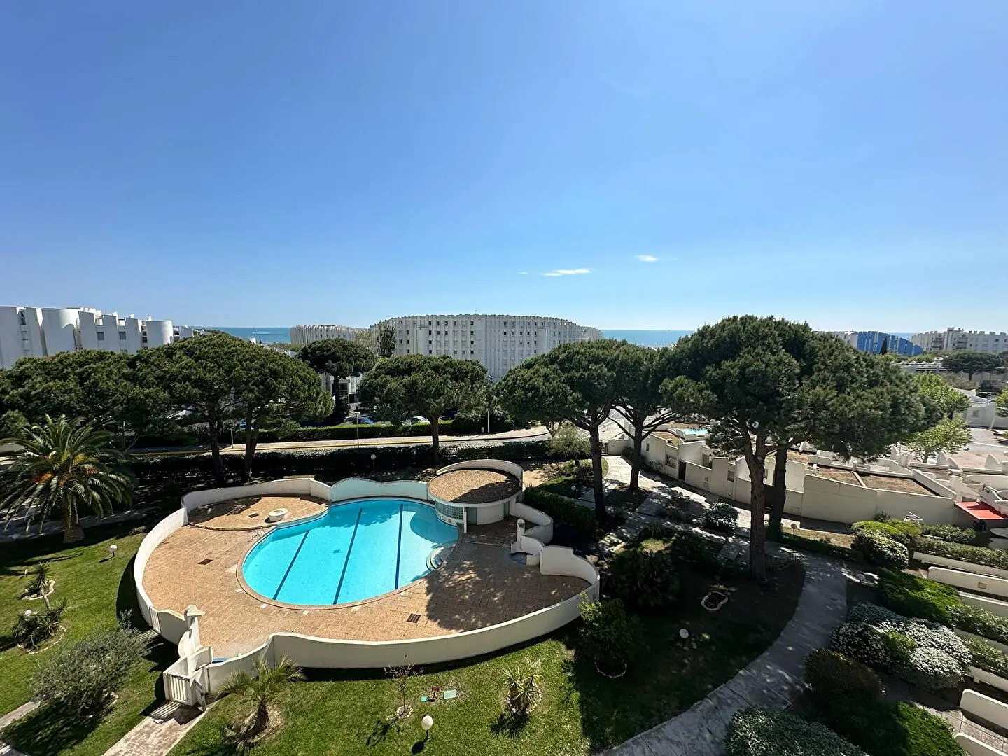 Woonkamer; houten vloer, natuurlijk licht, moderne stijl, hoge plafonds