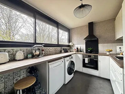 Woonkamer; houten vloer, natuurlijk licht, moderne stijl, hoge plafonds