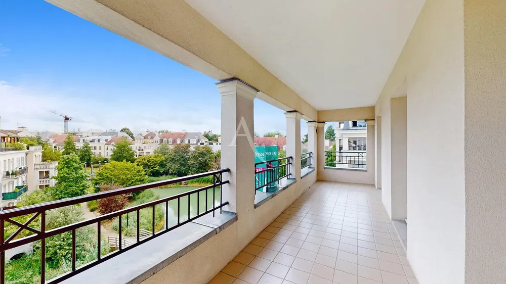 Dnevna soba; drveni pod, prirodno svjetlo, moderni stil, visoki plafoni