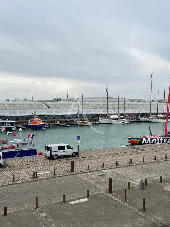 Дневна соба; дрвени под, природно светло, модерни стил, високи плафони