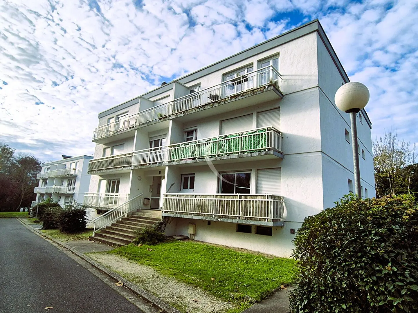 Σαλόνι; ξύλινο πάτωμα, φυσικό φως, μοντέρνο στυλ, ψηλά ταβάνια