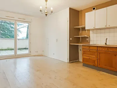 غرفة معيشة; أرضية خشبية, ضوء طبيعي, أسلوب عصري, أسقف عالية