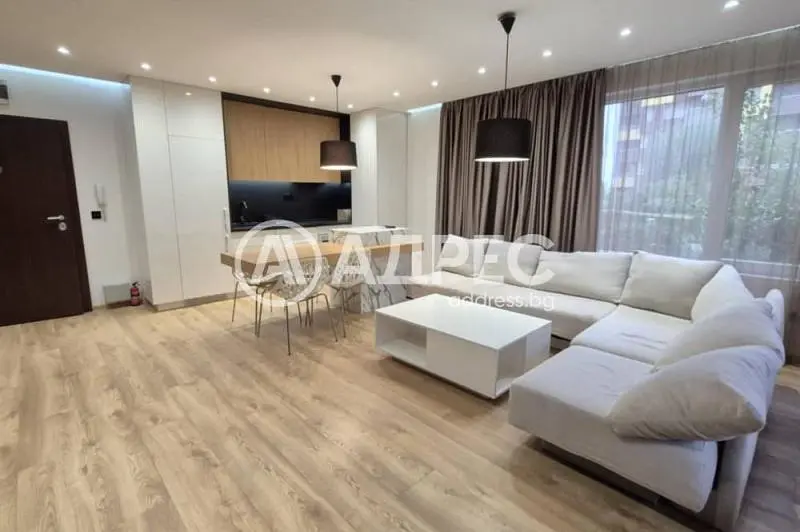 Σαλόνι; ξύλινο πάτωμα, φυσικό φως, μοντέρνο στυλ, ψηλά ταβάνια