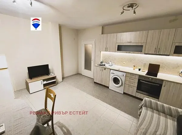 Wohnzimmer; holzboden, tageslicht, moderner stil, hohe decken