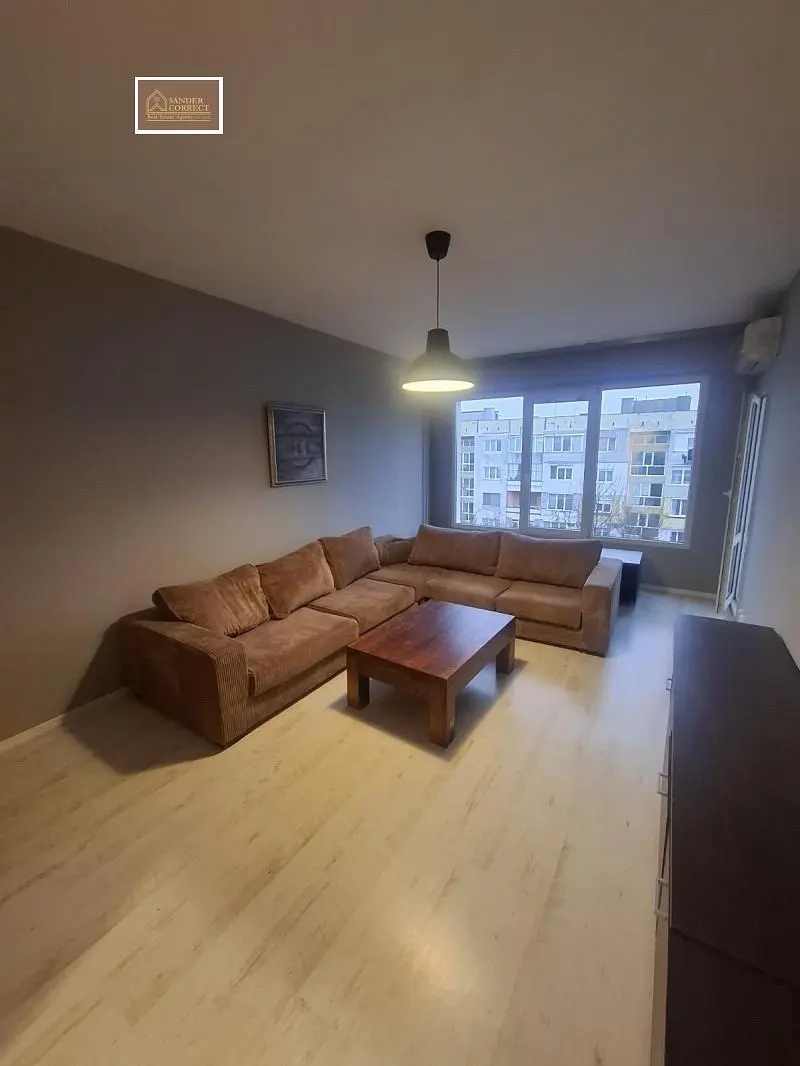 Wohnzimmer; holzboden, tageslicht, moderner stil, hohe decken