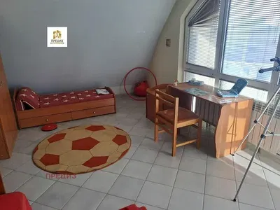 Σαλόνι; ξύλινο πάτωμα, φυσικό φως, μοντέρνο στυλ, ψηλά ταβάνια