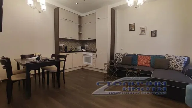 Living room; wood floor, natural light, modern style, high ceiling