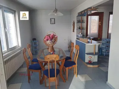 Wohnzimmer; holzboden, tageslicht, moderner stil, hohe decken