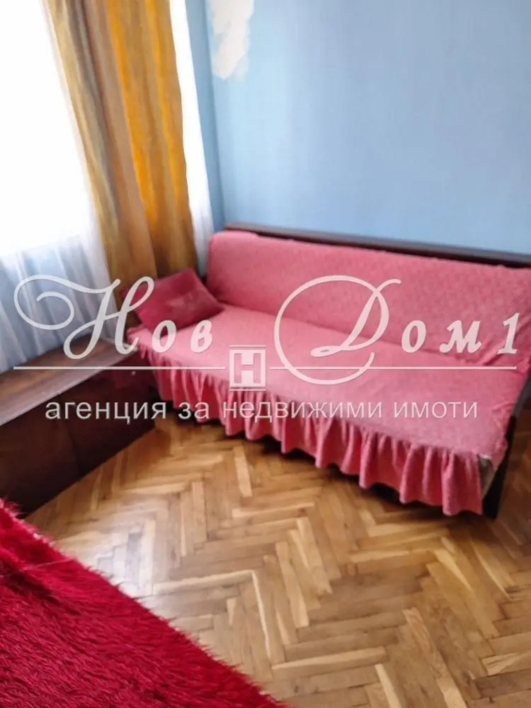 Wohnzimmer; holzboden, tageslicht, moderner stil, hohe decken