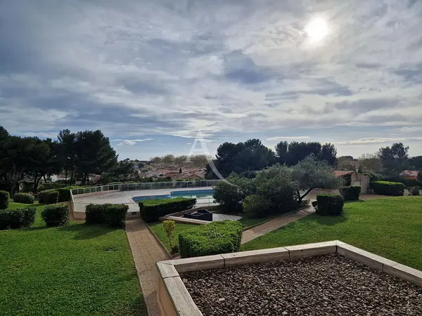 Keuken; keukenapparatuur, houten vloer, natuurlijk licht, moderne stijl, gerenoveerd