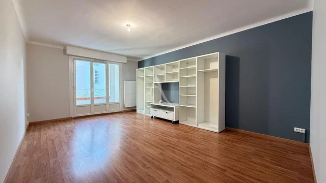 Kuchyňa; kuchynské spotrebiče, drevená podlaha, prirodzené svetlo, moderný štýl, po rekonštrukcii