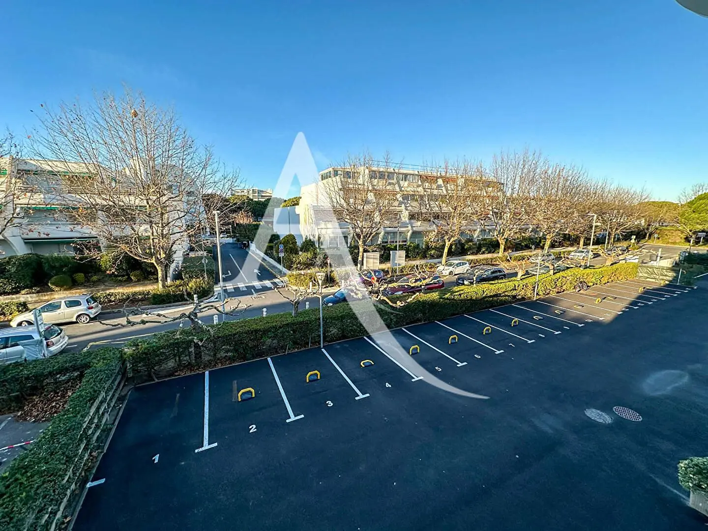 Woonkamer; houten vloer, natuurlijk licht, moderne stijl, hoge plafonds