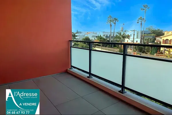 Woonkamer; houten vloer, natuurlijk licht, moderne stijl, hoge plafonds