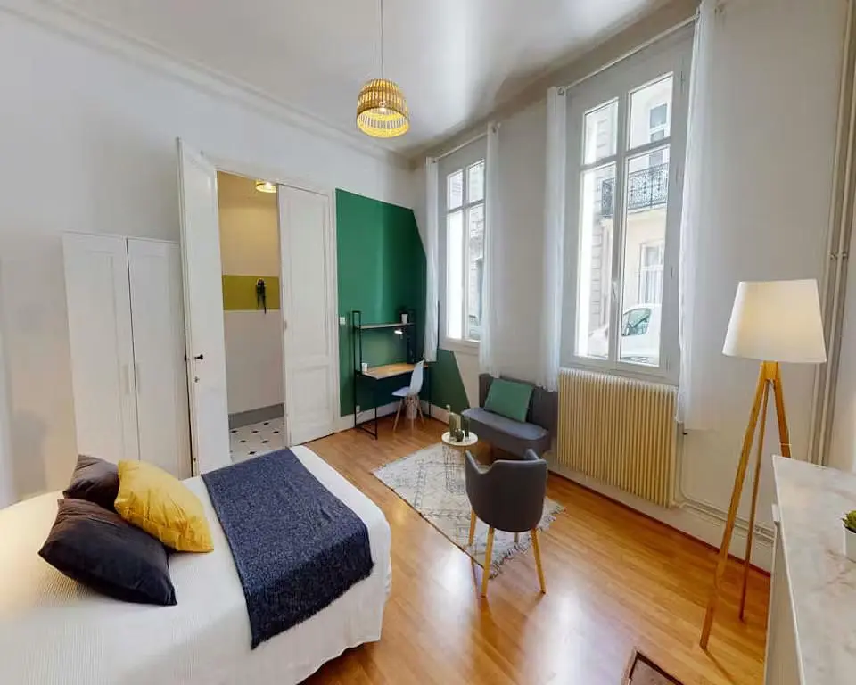 Σαλόνι; ξύλινο πάτωμα, φυσικό φως, μοντέρνο στυλ, ψηλά ταβάνια