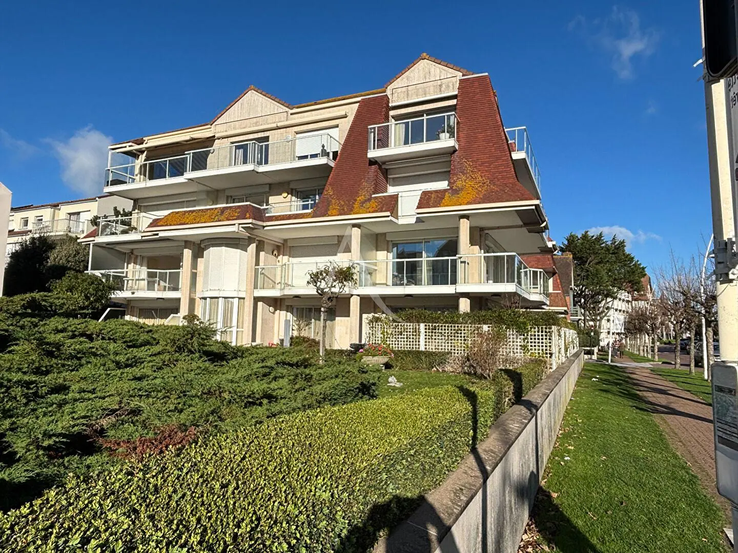 Living room; wood floor, natural light, modern style, high ceiling