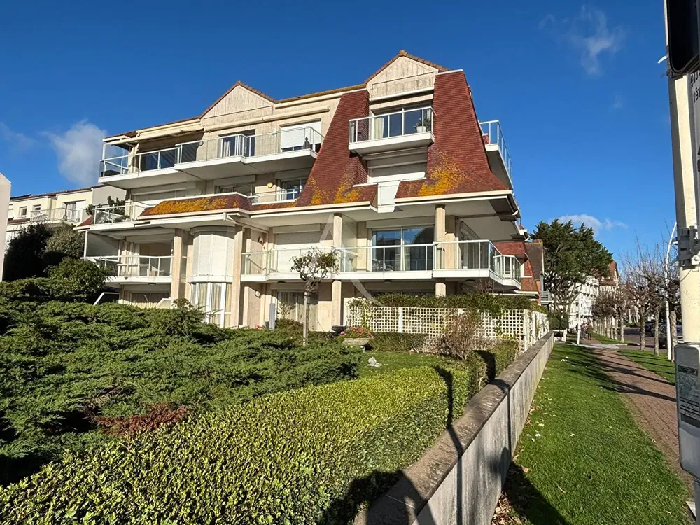 Living room; wood floor, natural light, modern style, high ceiling