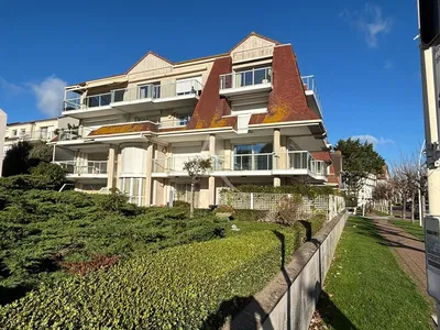 Living room; wood floor, natural light, modern style, high ceiling