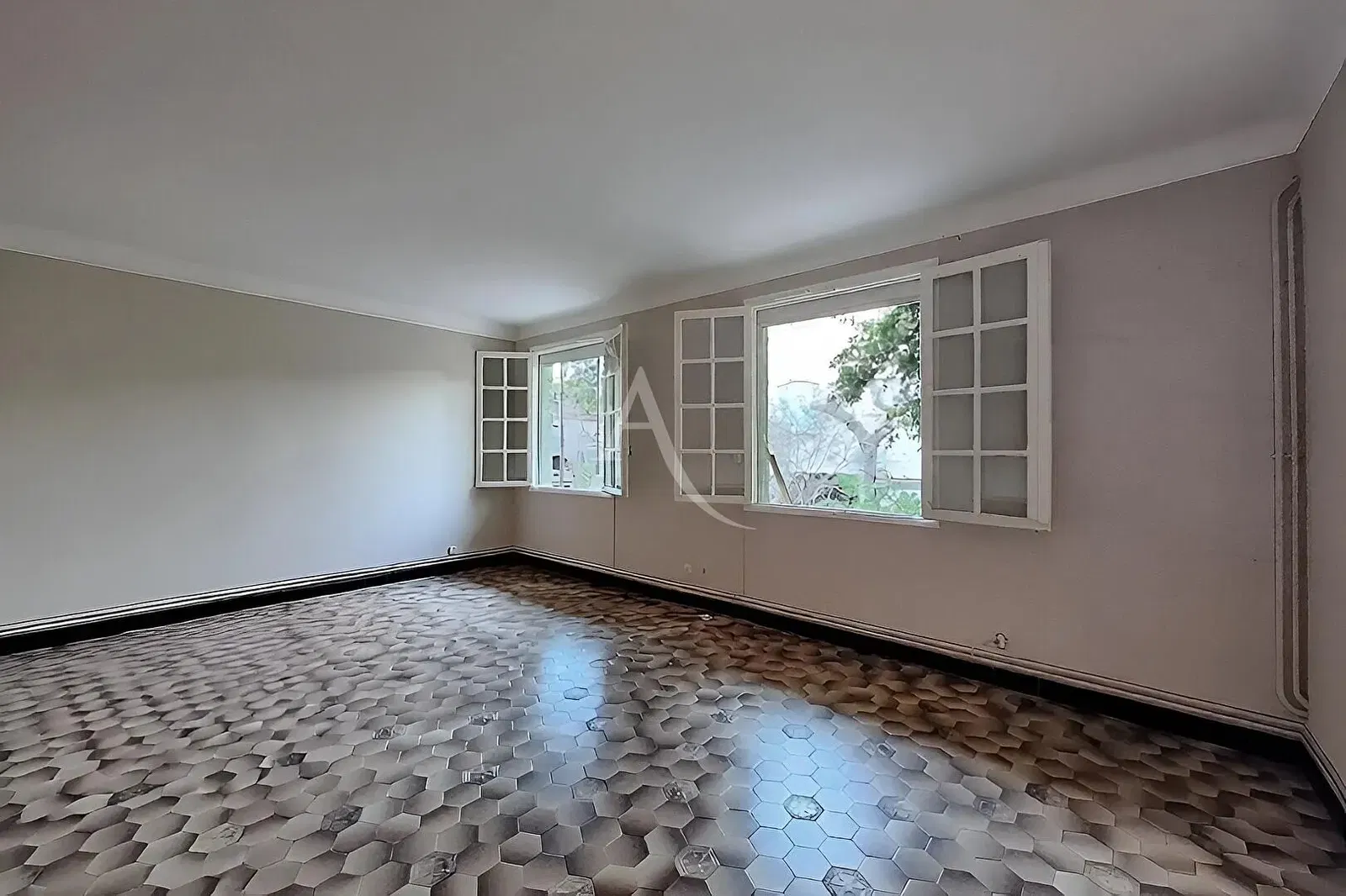 Woonkamer; houten vloer, natuurlijk licht, moderne stijl, hoge plafonds