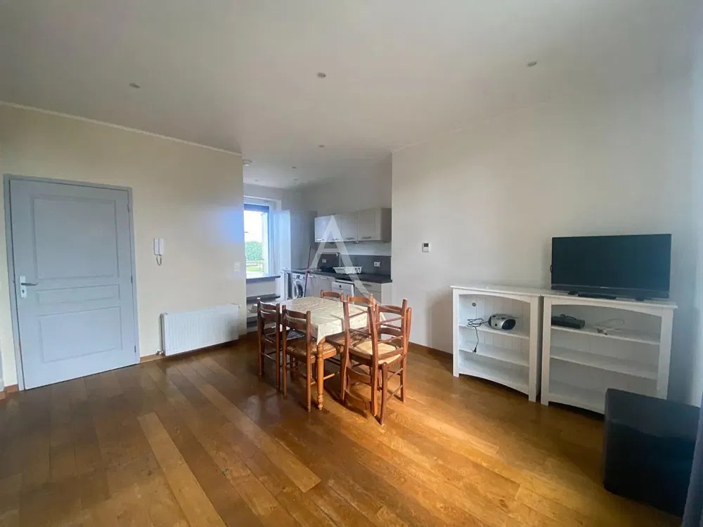 Wohnzimmer; holzboden, tageslicht, moderner stil, hohe decken